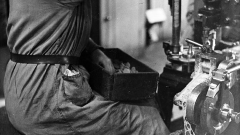 Работничка във фабриката на Perrier