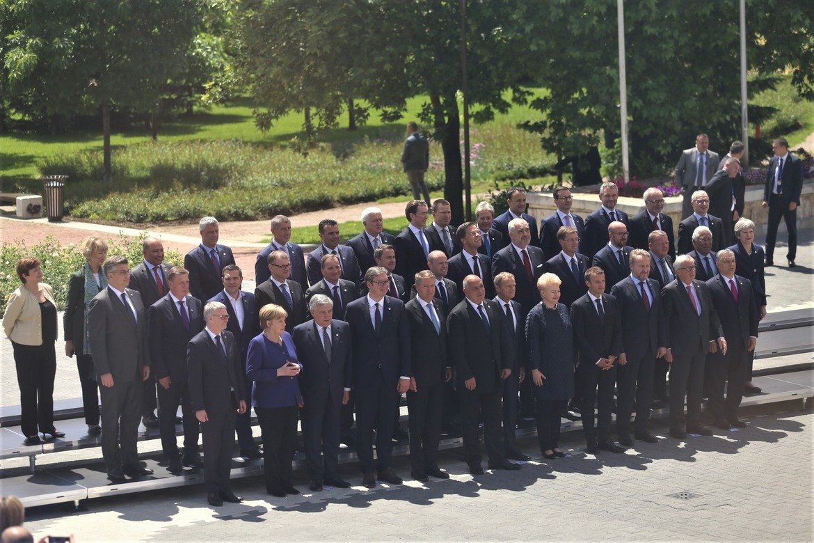 Самият факт на събирането на президентите на Сърбия и Косово на лидерския форум на ЕС е малък пробив в ситуация на непрекъсната двустранна криза
