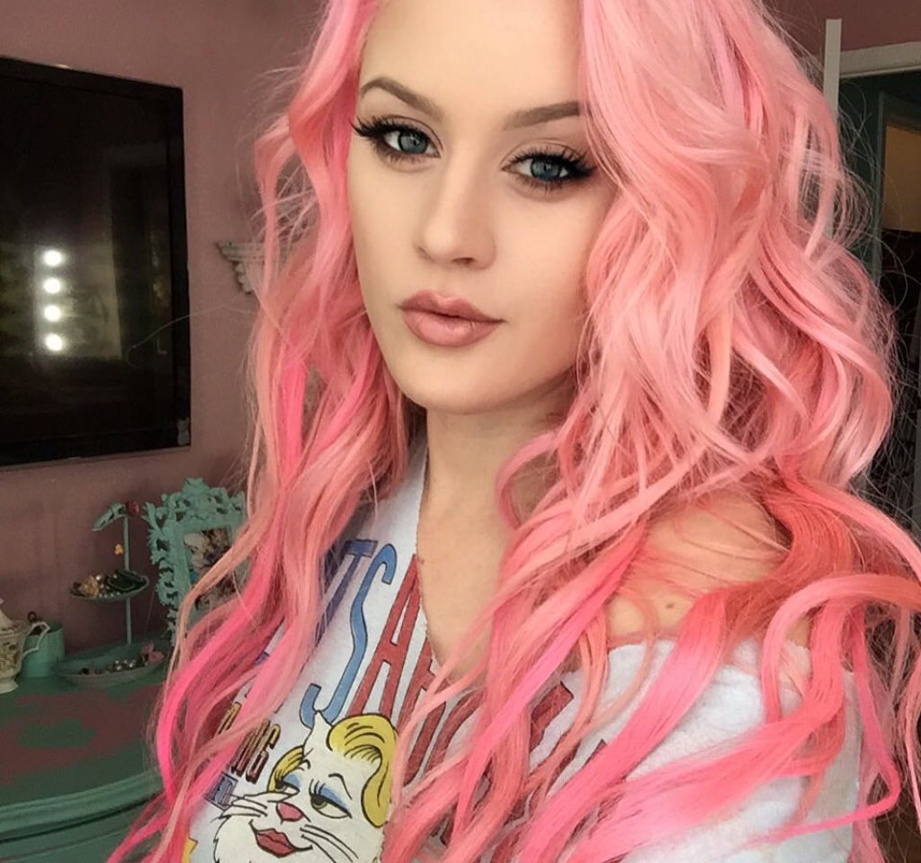 В момента красавицата има 195k последователи в Instagram и малко повече в канала си в YouTube.
