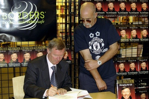 1999 г. Сър Алекс Фъргюсън подписва книгата си "Managing my life" дни, след като Манчестър Юнайтед е спечелил требъл. В Лондон се стичат стотици запалянковци за подпис от мениджъра на най-силния отбор в Европа в момента.