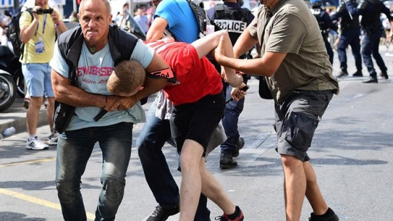Фенове на Англия и Русия окървавиха Марсилия преди мача между двата тима