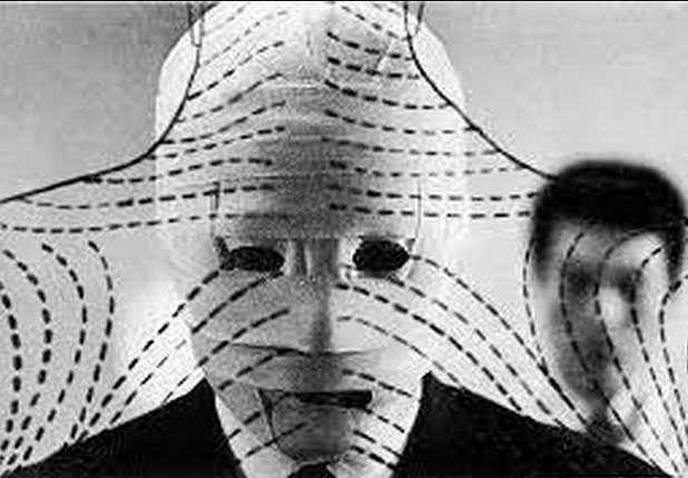 “Лицето на друг” (1966)
Както има безброй други филми, опитващи се да разкрият най-дълбоките истини какво се обърква (или се получава) в брака, има и такива, които за кратко засягат темата по най-любопитен начин. Избрахме да откроим сюрреалистичния, донякъде объркващ филм на Хироши Тешигахара “Лицето на друг” като подобно любопитно постижение и да го упоменем извън този списък. Филмът се занимава основно с психологическите и социални последици от реконструкцията на лицето на мъж, използвайки популярния мотив на маските, присъстващ в доста от филмите по-горе (“Лица,” “Широко затворени очи”) като основна тема във филм за загубата на "аза" и идентичността. Филмът проследява съдбата на Окуяма (Тацуя Накадай), ужасно обезобразен и опитващ се да живее с ново лице. За да докаже нещо на себе си, той решава да съблазни собствената си жена (Мачико Кио) като “съвършен непознат”. От мотото на хирурга (“комплексът за непълноценност създава дупки в психиката, аз ги запълвам”) до думите на съпругата “Аз имам толкова много лица, че не мога да ги побера всичките в себе си”, не е трудно да се интерпретира хорър-приказката на Тешигахара като коментар за най-страшния враг, който един брак може да има: несигурността в себе си
