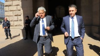 Ръководителите им са излезли в неплатен отпуск