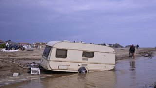 Жената е дъщеря на съдия Мария Москова, чието тяло също бе открито по-рано днес. Според МВР няма други обявени за издирване лица и се преминава към оценяване на щетите.