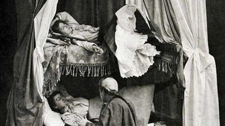 Приема се, че в края на 19 век в Париж града е имало 1200 опиумни квартири. Легендарното кабаре Мулен Руж също е било място за продажба на опиум и е разполагало със собствен таен опиумен салон.