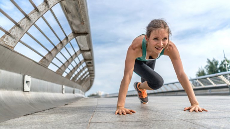 4. Активен планк – 20 сек (в позиция за планк като приближавате коляното към съответния лакът)