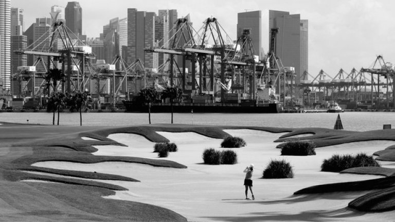 Това е гледката на голф игрището в Сентоса, Сингапур. Не е точно екзотика, нито пък приятният и успокояващ усет за връщане към природата, който обикновено дават зелените полета на голф игрищата.