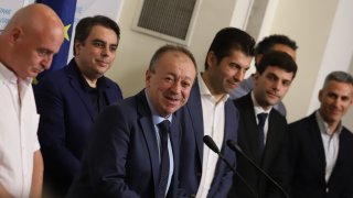 До петък всеки от тях ще реши дали да подкрепи кабинета