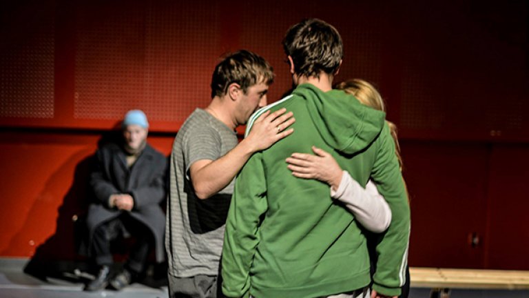 Сред темите на представлението са Бог, колективът и...книгите