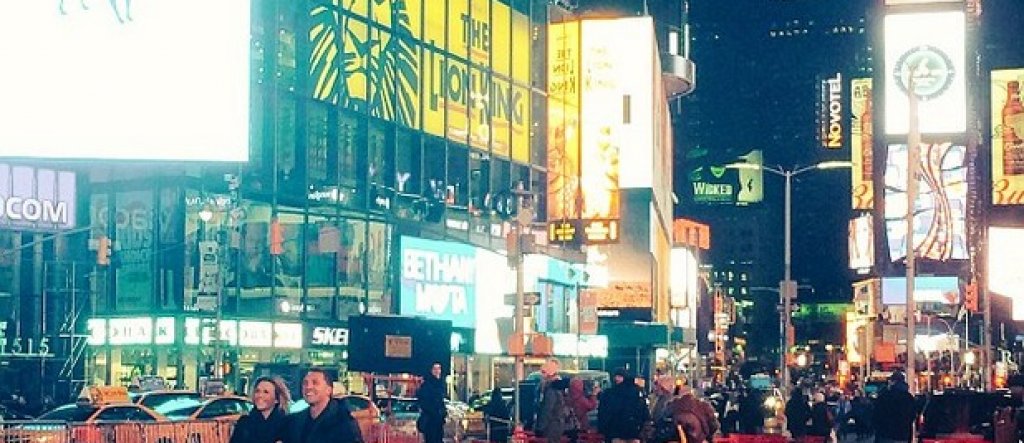 Брендън Роджърс предложи брак на Шарлът на Times Square