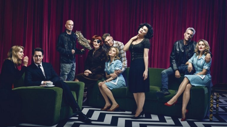 Twin Peaks - сезон 3
Факт, сериалът не е нов, а се води трети сезон. След 26 години почивка обаче спокойно можем да го впишем сред добре забравените стари, изкарани като нови. А и като се има предвид колко по-различен е от предишните си два сезона, се вписва напълно в концепцията. Истината е, че има едно общество от истински фенове на Дейвид Линч, които действително харесват неговите пориви да разказва по своя си начин (с дълги, протяжни и меко казано странни сцени) за извънземни, духове и т.н. За тях дългоочакваният трети сезон на Twin Peaks е прекрасен, вълнуващ и невероятен. За всички останали обаче това е просто загубено време, което никога повече няма да си върнете.