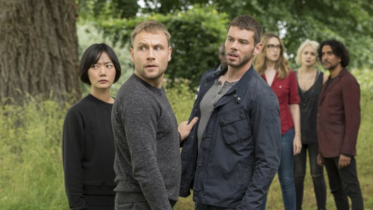 Sense8 
Представете си, че притежавате специфична телепатична връзка с всички хора по света, които са се родили в същия момент, когато и вие. Че можете да виждате света около тях, да виждате тях самите и да влизате в кожата им (когато трябва). Би било страхотно. Това е основната идея и на сериала Sense8, който проследява именно такъв един клъстър от хора, имащи такава връзка помежду си. И всичко за тях би било супер, ако не ги преследваше мощна и безскрупулна организация, чиято цел е да овладее силите им. Сериалът има 2 сезона и се прие изключително положително сред голяма част от зрителите. И все пак ако политическата коректност и мултикултурността не ви понасят особено добре, по-добре прескочете към следващото предложение.