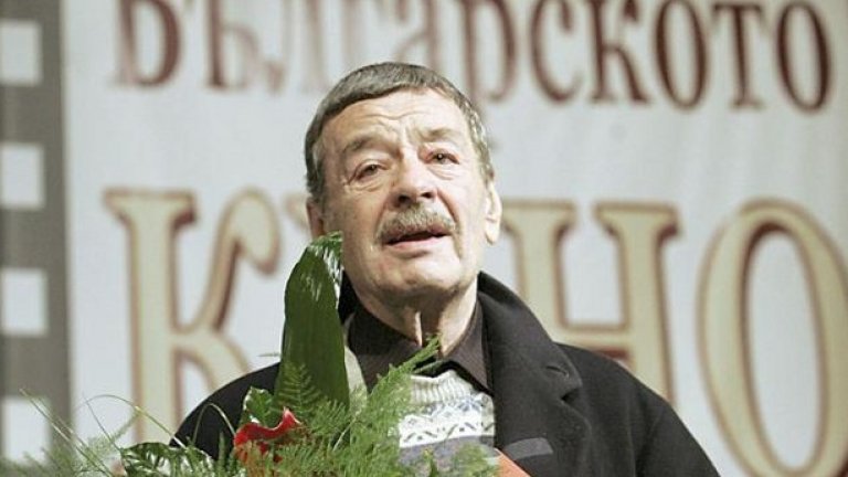Камионът (1980)
Още един филм на Христо Христов (на снимката) с Григор Вачков в главната роля, който беше споменат и в студиото на БНТ като част от големите липсващи заглавия в топ 100.
На голям строеж става злополука и загива човек. Негови колеги трябва да откарат мъртвия до родното му село с камион, а на тръгване всеки от тях е потънал в собствените си грижи. 
По пътя те срещат съселянин на мъртвия, който от години го мрази и сега решава да си отмъсти. При едно принудително спиране този човек взривява камиона и пътуващите са принудени да поемат ковчега на плещите си. Пътуването им до края се превръща в размисъл за победата на живота над смъртта.