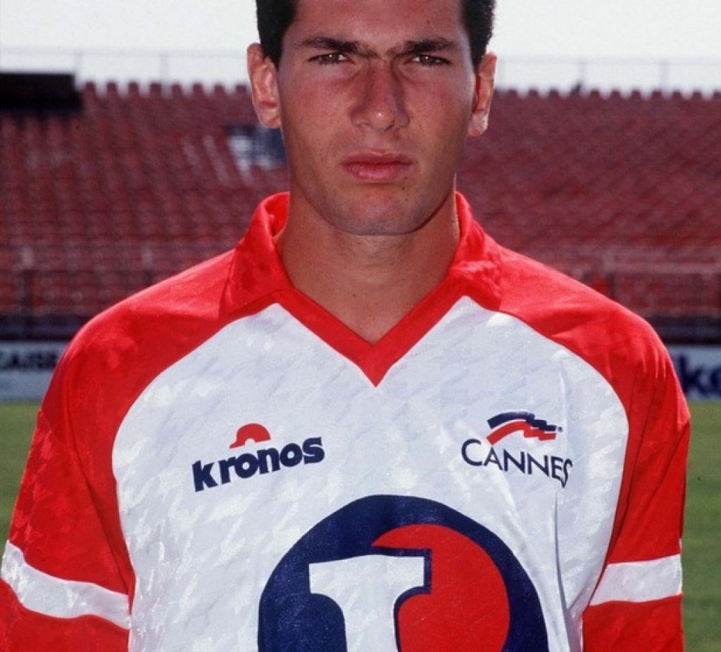 Зинедин Зидан (Кан), дебют на 16 години, 18 май 1989 година срещу Нант във френската Лига 1.
