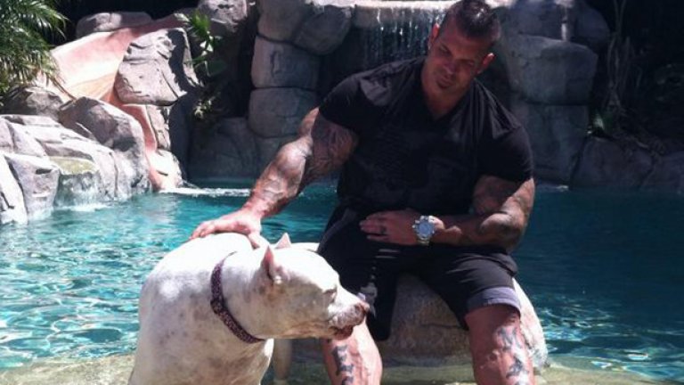 Той обожава да тренира и да прави пари. Пиана демонстрира лайфстайл, който е непостижим за повечето професионални бодибилдъри.