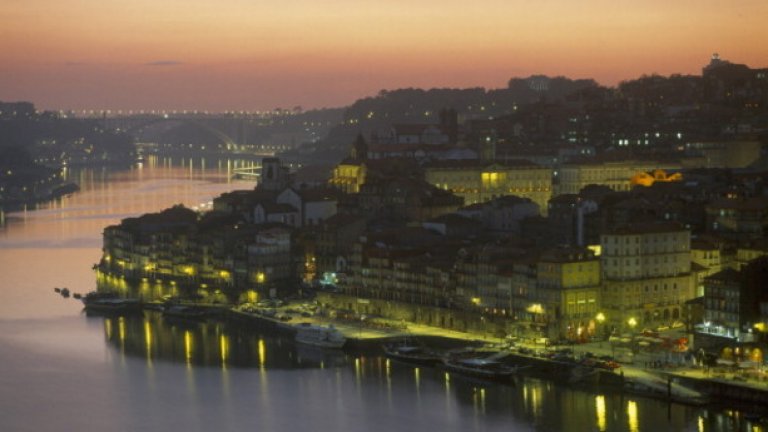  Порто, Португалия  

 За столицата Лисабон знаем всички – дворците, ресторантите, китарите, прекрасната храна, малките стръмни павирани улици... На север все повече погледи съсредоточава цветният Порто, където може да откриете същата южняшка атмосфера, но в по-непринуден и приятелски вариант. 

 Централната част (крайбрежието Рибейра), е характерна с това, че фасадите на сградите са покрити с цветни плочки, затова е и в защитения списък на ЮНЕСКО.

Смесицата между улично изкуството и средновековните катедрали само подсказва колко креативни са хората в града, в последно време определян и като парти – столица на Португалия. Няма нужда да споменаваме за типичното ликьорно вино от региона, популярно като порто или портвайн.

 Ако търсите прохлада, Порто предлага идеален вариант – излаз към плажовете Атлантическия океан и разходка с лодка по река Доуро.