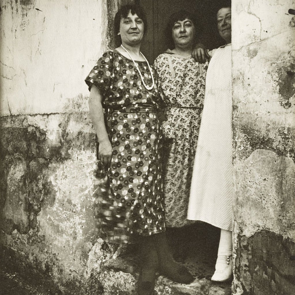 Eugène_Atget,_Three_Prostitutes,_rue_Asselin,_1924–25