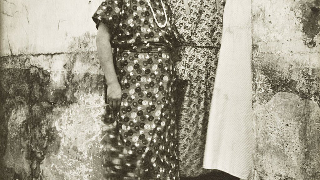 Eugène_Atget,_Three_Prostitutes,_rue_Asselin,_1924–25
