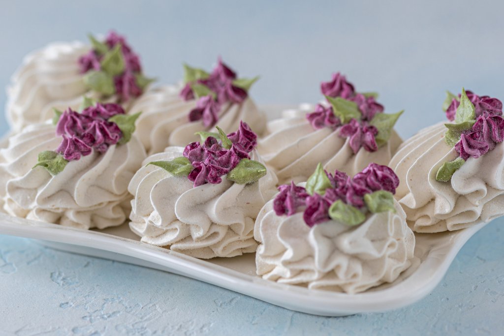 "Целувки"Веднъж усвоили изкуството на „целувките“, можем да ги приготвяме във всякакви цветове и декорации. Базовата рецепта изисква три белтъка на стайна температура, 100 грама захар и една супена лъжица лимонов сок. Всичко това се разбива с миксер на силна степен до твърди върхове на сместа.

Разпределя се с пош на тава за печене и печем на 90 градуса до втвърдяване. В сместа за разкош добавяме и сладкарска боя или нарязани сушени плодове, ядки или парченца шоколад. „Целувките“ се поднасят, само след като са добре охладени.