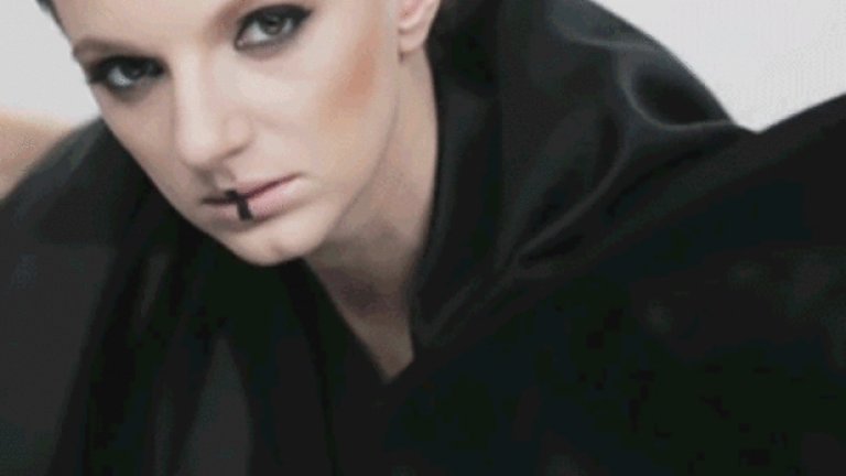 Сарса удържа шест поредни седмици лидерството в полските чартове с дебютния си сингъл „Научи ме“, в който прозира 90-тарска баладичност. Нещо в облеклото й обаче силно напомня за един непреходен клип на Мадона