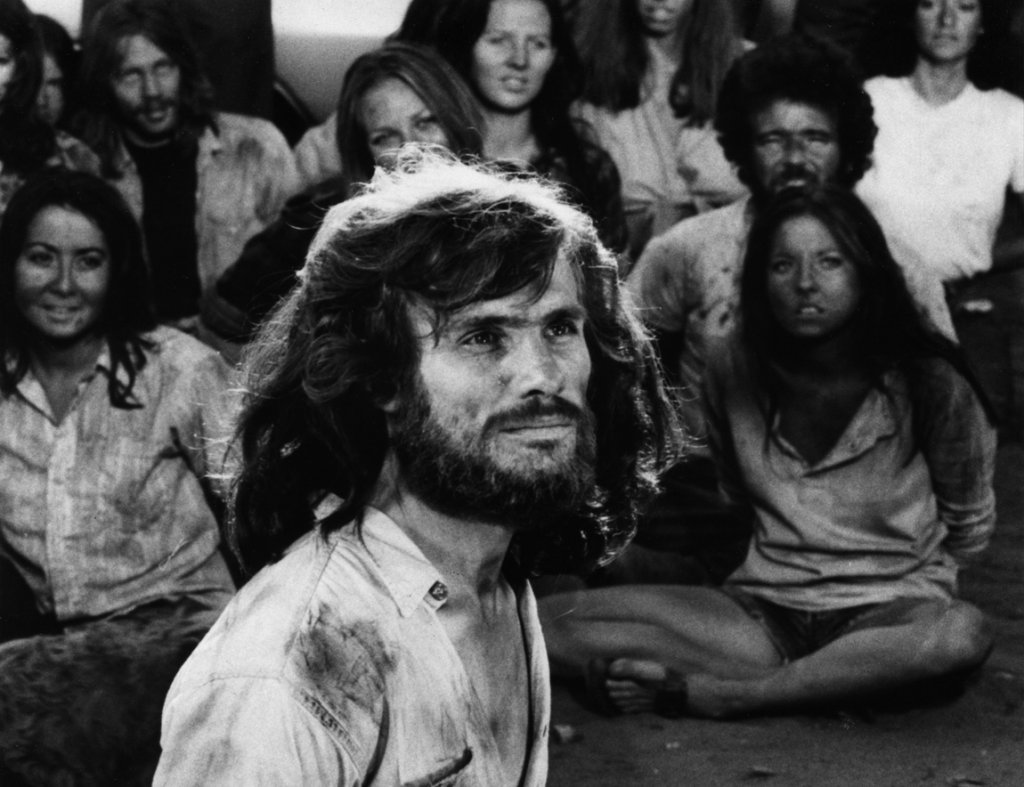 \"Helter Skelter\" (1976) 
6 години след деянията на Чарлс Менсън и \"семейството му\" актьорът Стив Рейлбак играе впечатляващо култовия водач. Филмът е по книгата на Винсънт Булиоси. 