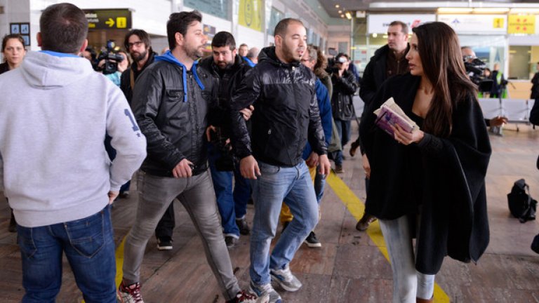 Семействата на пасажерите от разбилия се полет 4U9525 се събират на летището в Барселона
