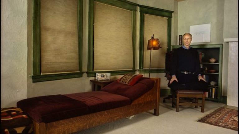 Подсъзнанието е пълно с отпечатъци и работа на докторите по психиката е да ни съпровождат в дешифрирането на тези следи, за да се превърнат те в език.