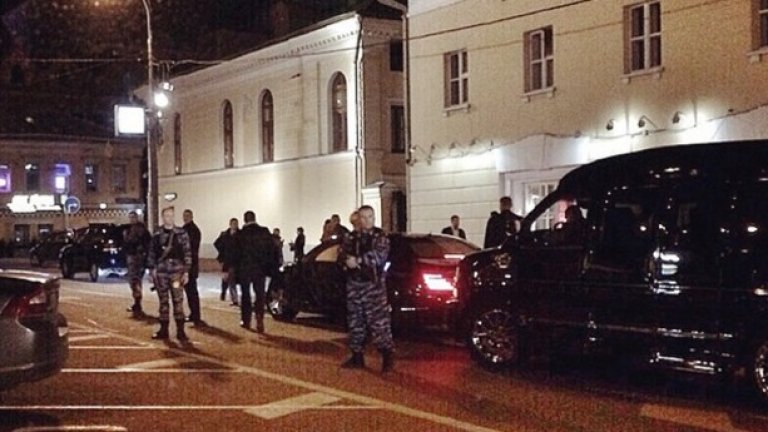 На 22 декември 2014-та година, руският комик Александър Белов публикува в интернет тази снимка, която заснел пред московско кафе. Той се е почудил кой се движи с цяла рота автоматчици из града. "Не ме домързя и погледнах, затова знам отговора. Това е Олимпийската шампионка и самотна майка Алина Кабаева", пише той