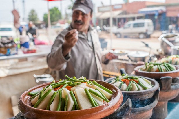 Марокански тажин. Подобно на нашия гювеч, тази манджа носи името на глинения съд, в който се приготвя. Използва се основно месо по избор, добавят се зеленчуци, сервира се с хляб и се среща навсякъде из Мароко.