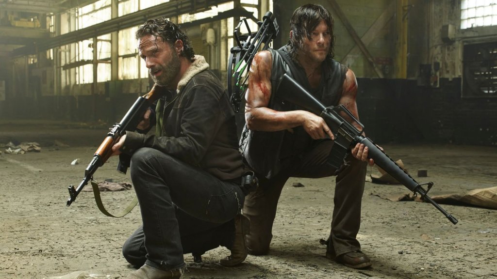 4. „Живите мъртви“ (The walking dead) – рейтинг: 8.6 - 
Ако гледате филми на ужасите, най-вероятно гледате този сериал и имате подробно и добре обмислено мнение за него. Негови фенове са хора от всякаква възраст – от 18 до 49, което е трудно постижимо за