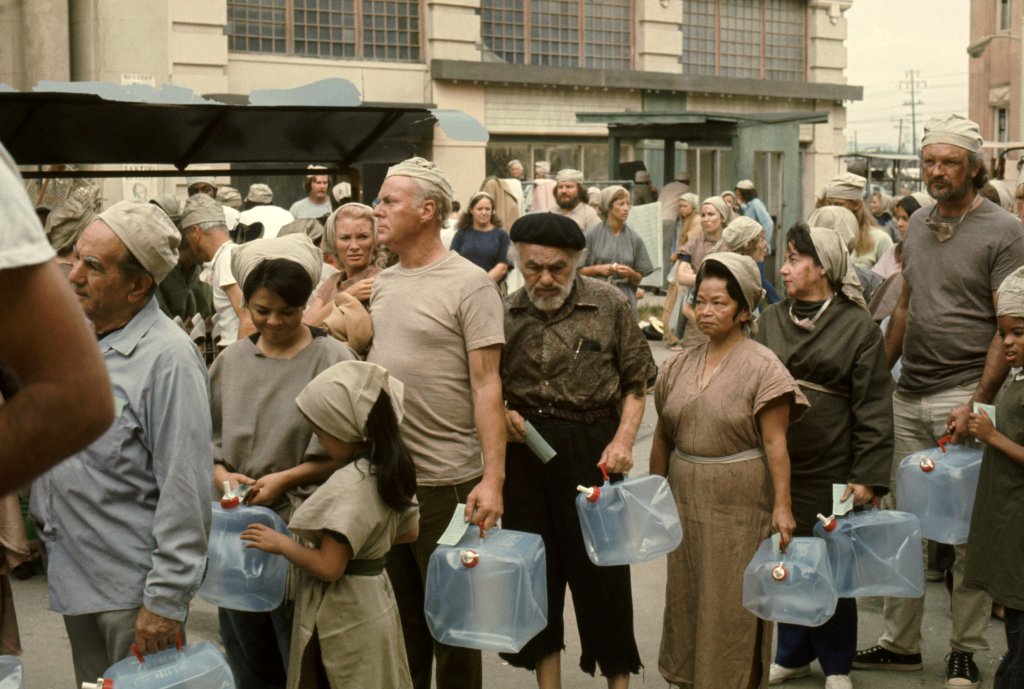 \"Зеленият сойлент\" (Soylent Green, 1973)
Годината е 2022 и светът е свръхнаселен, eкологични катастрофи почти са унищожили биоразнообразието. Зелен сойлент е изобретение, което трябва дa изхрани  населението. На този  фон детективът Франк Торн е на