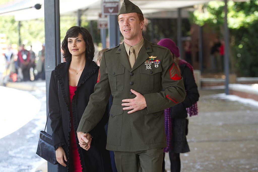 Гледали сте я другаде? Може би в Homeland
Ако през цялото това време се чудите откъде лицето на Морена ви е познато, но не сте гледали нито един от изброените филми или сериали, то ще опитаме с една последна дума: Homeland. Сериалът "Вътрешна сигурност" е най-големият телевизионен хит с нейно участие. Още в първи сезон зрителите я виждат като Джесика Броуди - съпругата на главния герой, войник, който след 8 години плен в ръцете на "ал-Кайда" е спасен и се завръща у дома. Ролята на Джесика дори носи на Бакарин номинация за награда "Еми" за най-добра актриса в поддържаща роля.