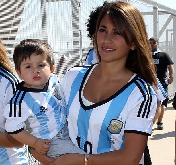 Антонела Рокуцо и малкият Меси пристигнаха в Бразилия, за да са близо до футболиста