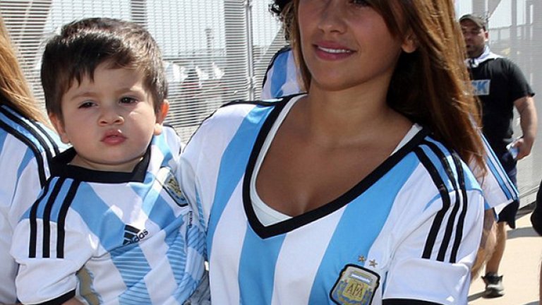 Антонела Рокуцо и малкият Меси пристигнаха в Бразилия, за да са близо до футболиста