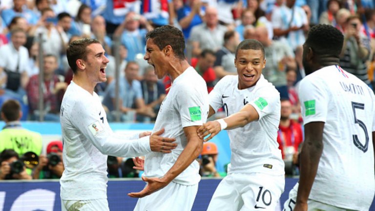Франция си осигури място сред последните четири тима на Мондиала след успех с 2:0 над Уругвай.
