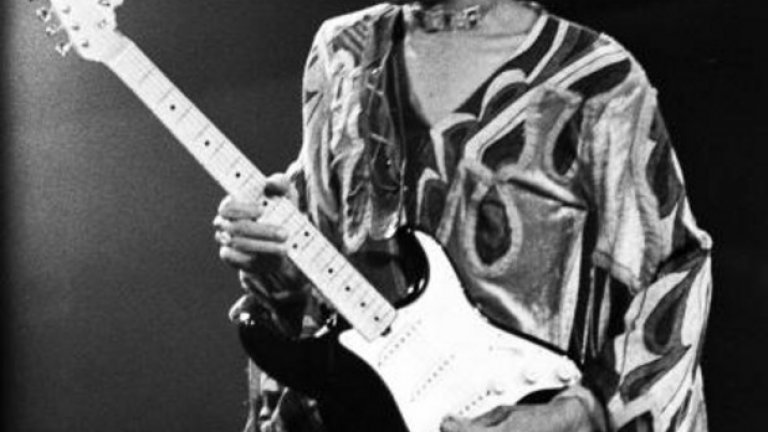 Джими Хендрикс

Преди дебюта си през 1967 г. Джими Хендрикс записва парчето "The Ballad of Jimi" с Къртис Найт. В песента има няколко строфи, в които се размишлява върху собствената ни смъртност. "Five years, this he said / He’s not gone, he’s just dead." Легендарният китарист умира 5 години по-късно.