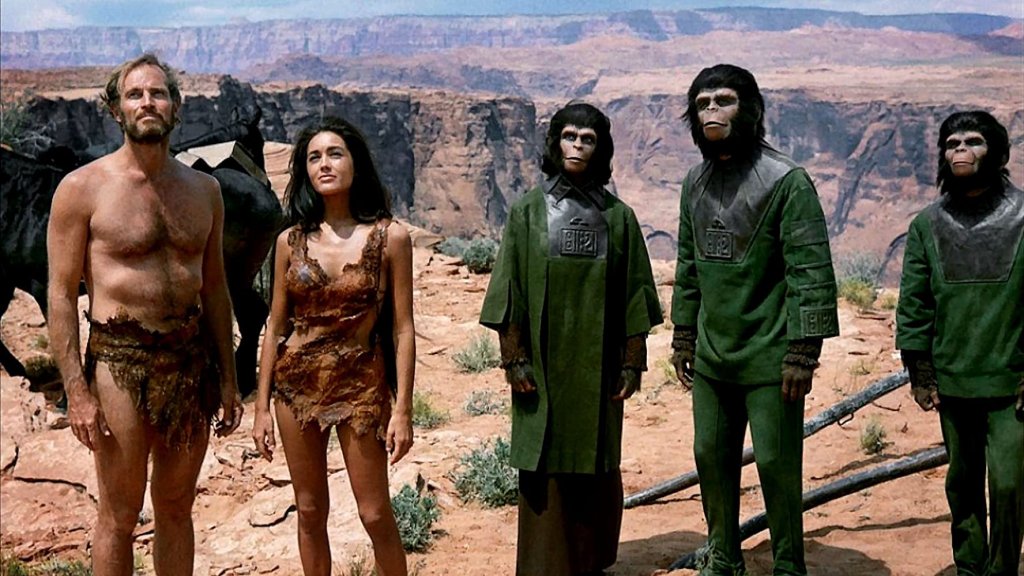 Planet of the Apes ("Планетата на маймуните") Година:1968Ако ще гледате някой от филмите с това име, то нека това е оригиналът, а не римейкът със същото име от 2001 г., който залага повече на ефектите, отколкото на идеята. Класиката на Франклин Шафнър със сигурност си заслужава - той е свободна интерпретация на романа на Пиер Бул, който разказва за трима астронавти, попаднали случайно на непозната планета, подобна на Земята. Действието, разбира се, се развива в бъдещето, а там те сварват неочакван социален строй: планетата се управлява от маймуни, които третират хората като животни. Излишно е да казваме, че фантастиката е и социален коментар, а ако не сте я гледали, може да попътувате назад до 1968 г., когато киното е било напълно различно от това, което днес познаваме.