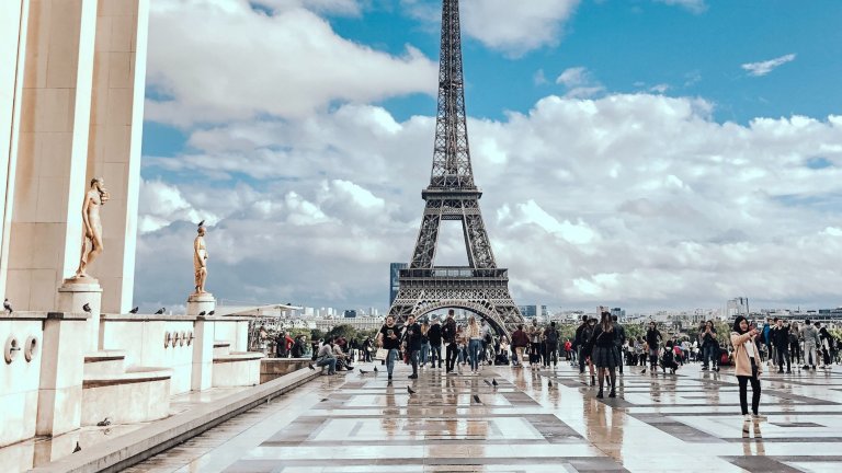 Париж, ФранцияКметът Ан Идалго бавно, но сигурно върви към град или поне към център без автомобилен трафик. Тя не действа чрез преки рестрикции, но булевард след булевард в Париж се превръщат в пешеходни. Историческо решение на Идалго е да затвори за коли булевард по продължение на река Сена и да го превърне в парк и пешеходна зона. 
Според едно от последните ѝ решения е всеки уикенд улиците на първи, втори, трети и четвърти район на Париж да бъдат забранени за автомобили. Изключение се прави само за жители на въпросните квартали, но със строго ограничение на скоростта.