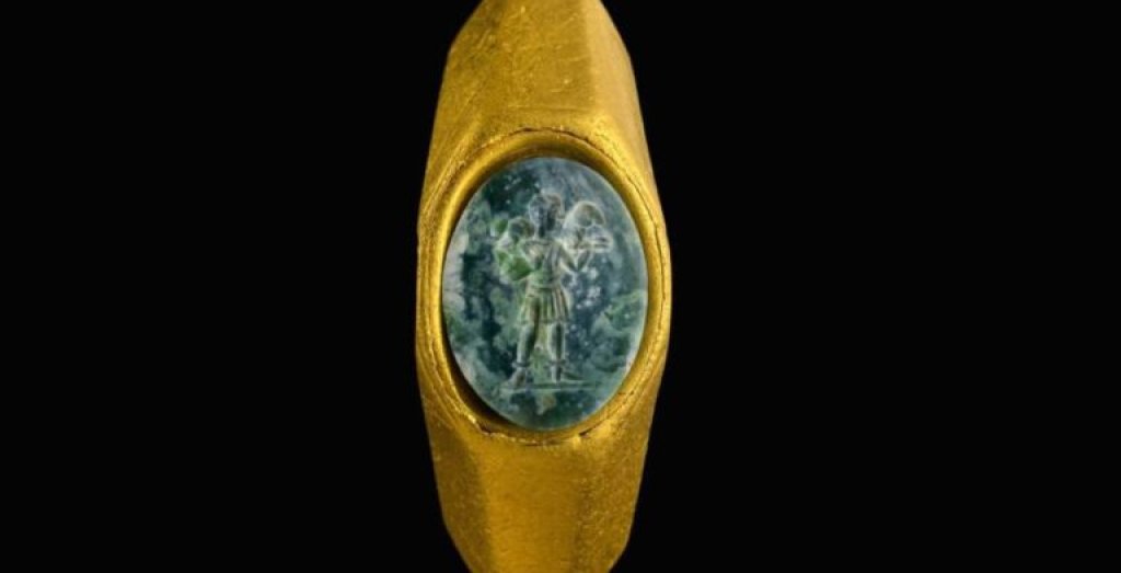 jesus-gold-ring-768x523
