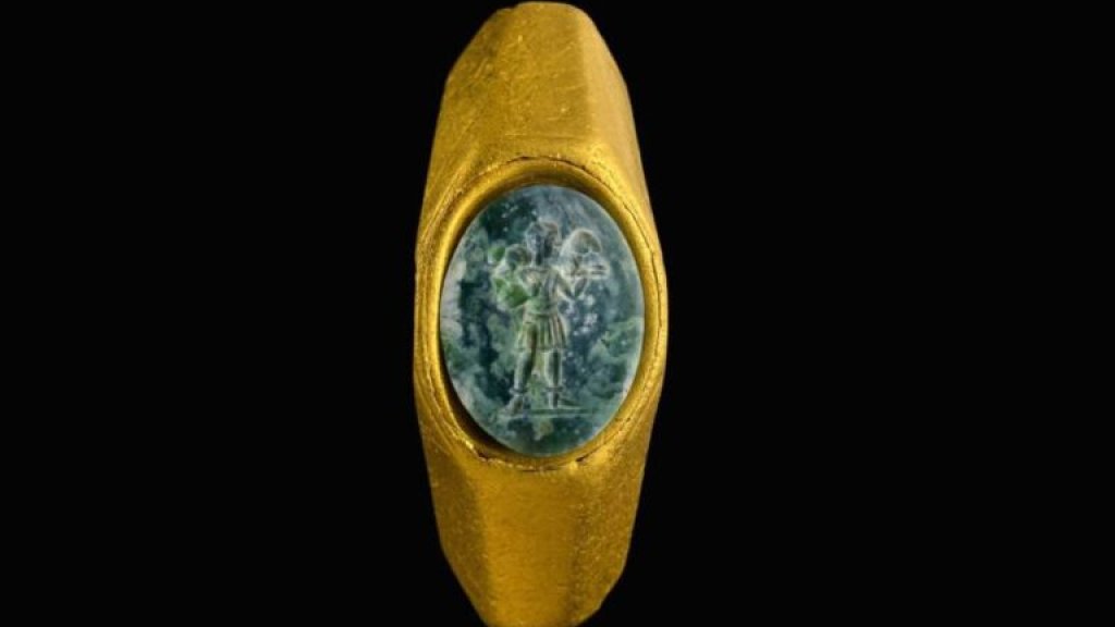 jesus-gold-ring-768x523