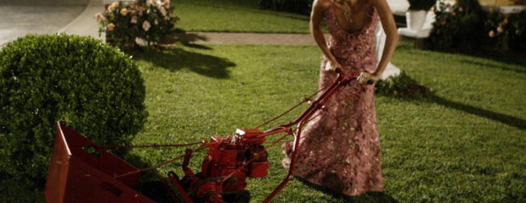 Началото. Епизодът, в който Габи и Карлос отиват на  парти и мъжът забелязва, че тревата пред дома им не е окосена. Нямаше да е трудно, ако градинарят Джон не спеше с Габи във времето, в което би трябвало да работи. И за да запази положението, Габриел нап