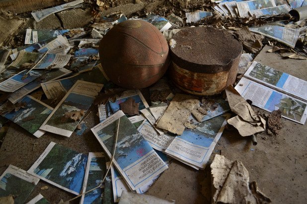 Брошури на младежкото туристическо бюро “Орбита” и стара баскетболна топка все още очакват чуждестранните си гости...
