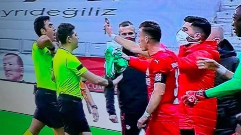 В Турция изгониха играч, показал на рефера повторение на телефона си (видео)
