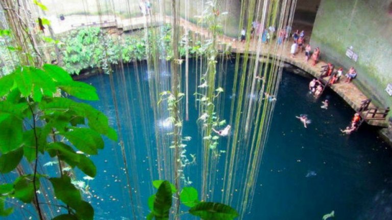 Кръглият естествен басейн Ик Кил  в археологическия парк Ик Кил, близо до Чичен Итца, Мексико представлява идеално място за плуване