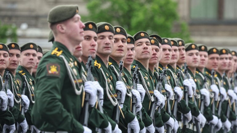Скромен и скучен: Парадът за Деня на победата в снимки