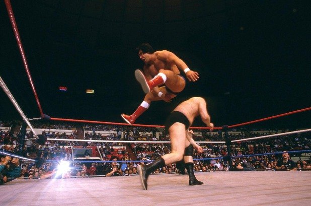 "Драконът" Рики Стиймбоут въведе великия удар с оттласкване от въжетата на ринга за засилка и "хоризонтиране" на съперника с изпъната ръка.