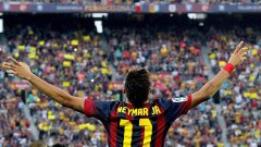 Предварителният договор за преминаването на Неймар от Сантос в Барселона е накарало един от феновете на бразилския гранд да се почувства обиден и предаден