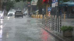 На места в столицата има наводнени подлези