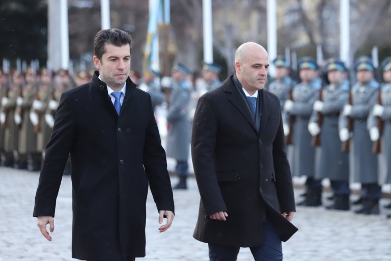 Премиерите на двете държави - Кирил Петков и Димитър Ковачевски, и двамата възпитаници на "Харвард", бяха лицата, които започнаха политика на сближаване между София и Скопие. Именно тези крачки към сближаване предизвикват сега нестабилност и в двете държави. 