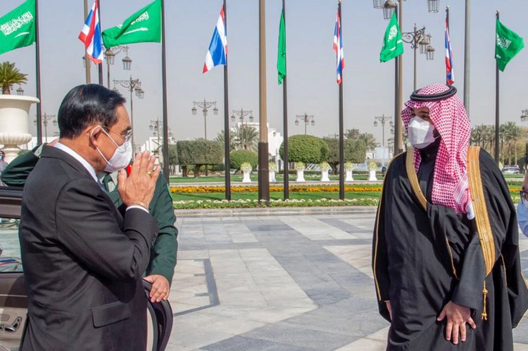 Престолонаследникът принц Мохамед бин Салман посреща премиера на Тайланд Прают Чан-оча в двореца Ал-Ямамах в Рияд в края на януари тази година.